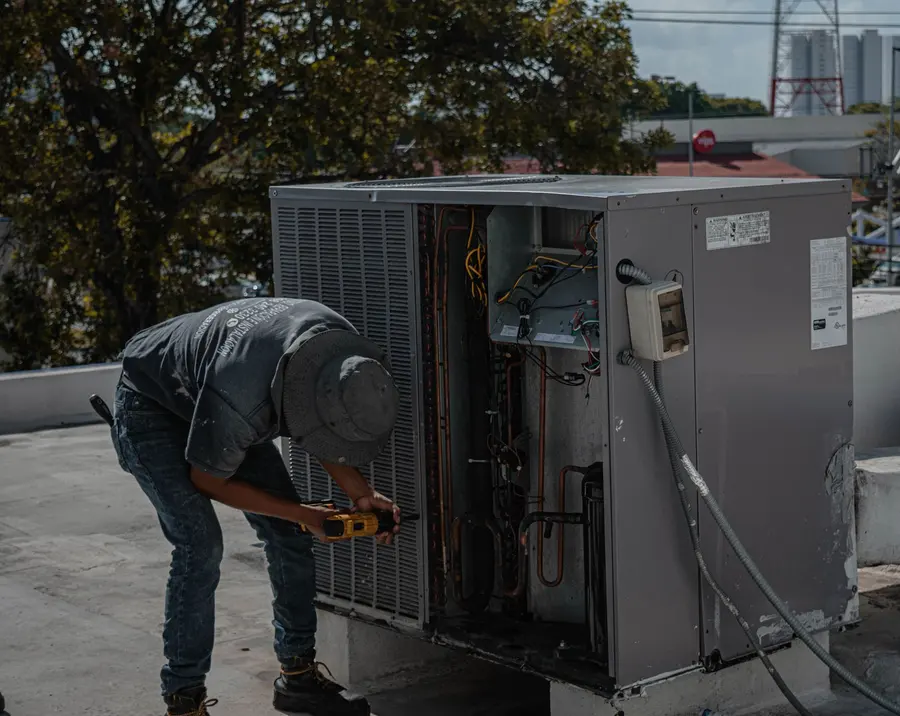 Técnico revisando una unidad de climatización en cubierta