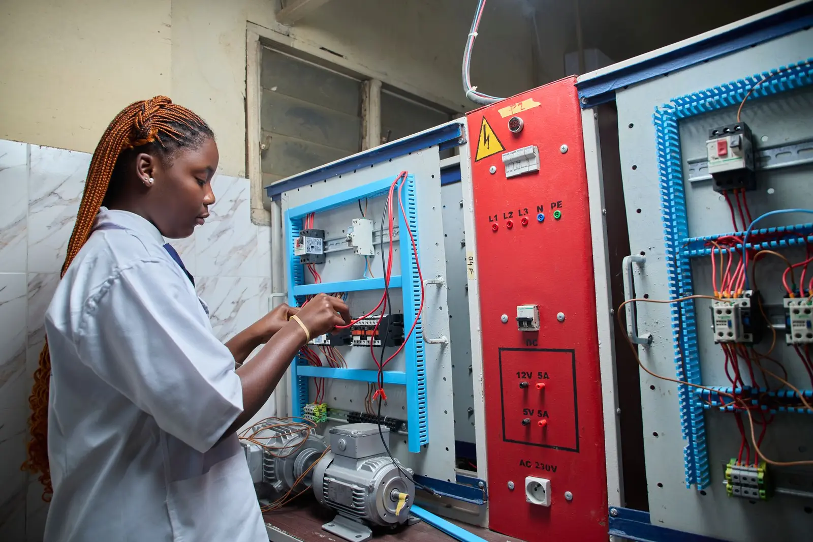 Técnica revisando un cuadro eléctrico