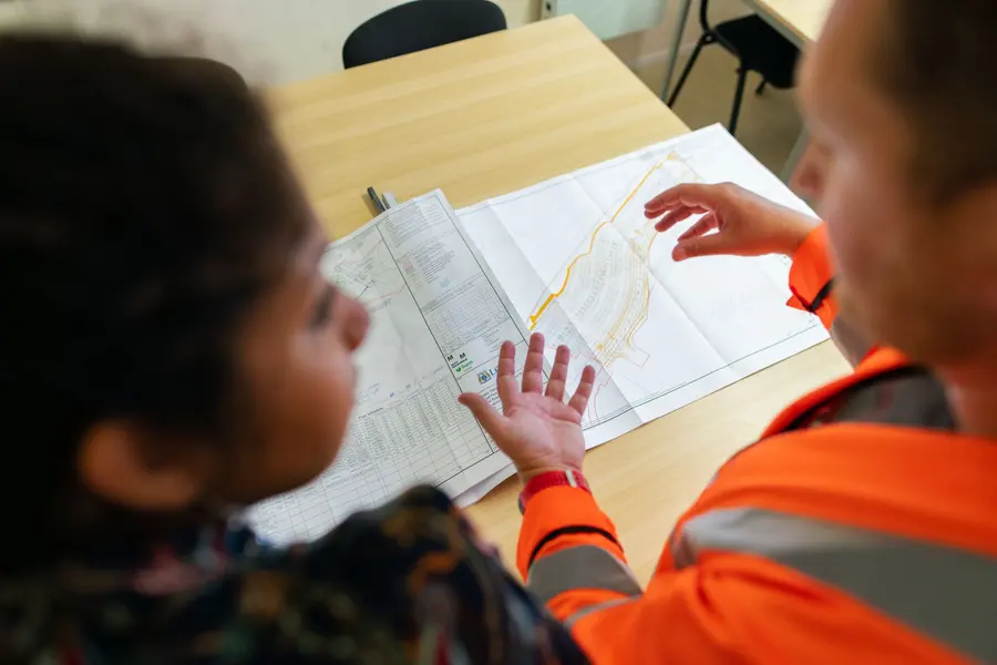 Dos técnicos revisando un plano