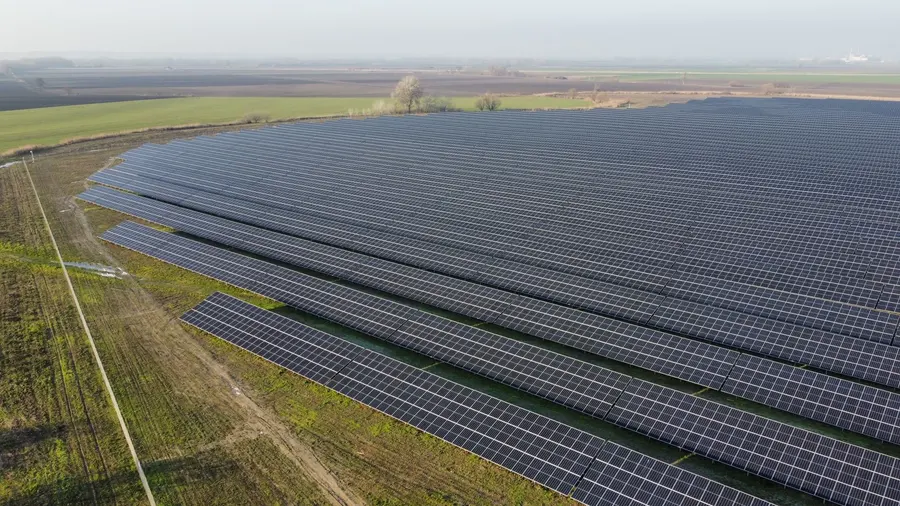 Vista aérea de una planta solar fotovoltaica