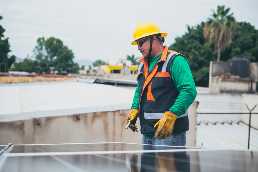 Instalador de paneles solares en una cubierta