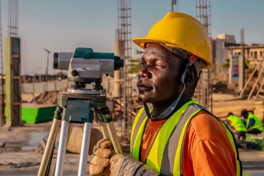 Topógrafo con nivel óptico en una obra